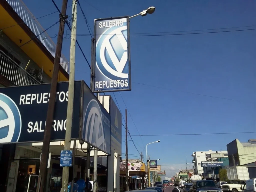 Cartel de VW Salerno Repuestos visible desde Av. Crovara