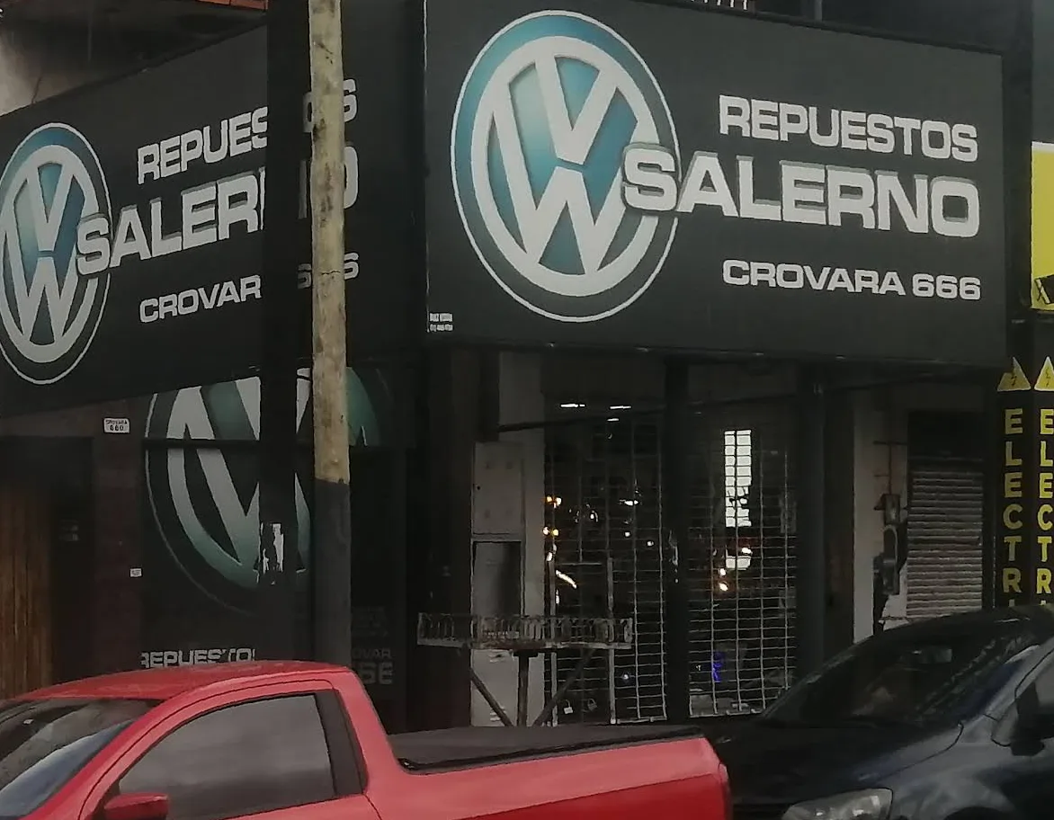 Frente del local de VW Salerno: cartel de Repuestos Salerno con la dirección Av. Crovara 666, B1768 La Tablada, Provincia de Buenos Aires